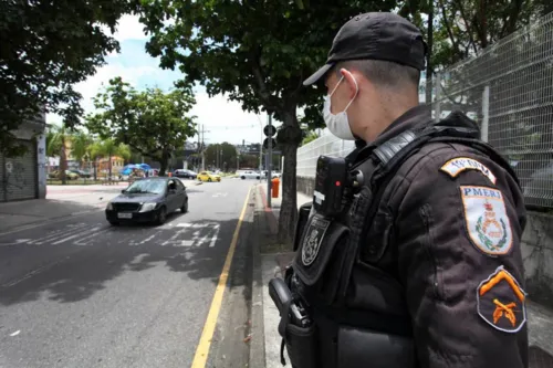 As imagens e áudios são transmitidos em tempo real ao Centro Integrado de Comando e Controle (CICC)