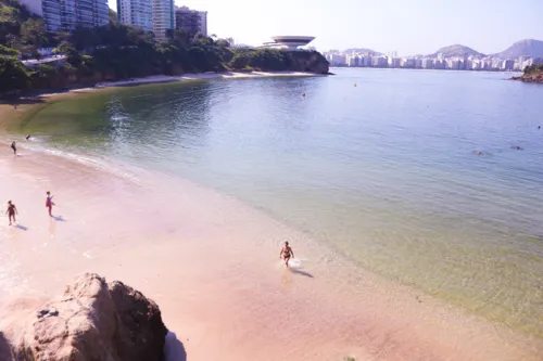 Mar mais limpo atraiu frequentadores em Niterói