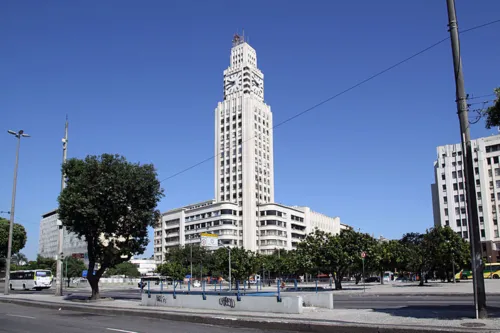 Universitário é atacado e esfaqueado na Central do Brasil