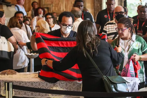 Familiares, amigos e fãs prestam homenagens ao ator Milton Gonçalves