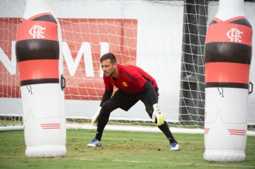 Diego Alves voltou à rotina de treinamentos, mas não deve jogar