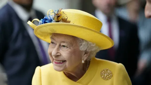 Milhares de pessoas se reuniram no entorno do Palácio de Buckingham para acompanhar a festividade, que celebra os 70 anos de reinado da monarca