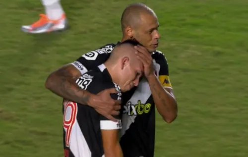 Palacios perdeu gol no fim e deixou o campo chorando