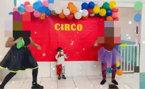 Criança deveria estar vestida como palhaço de acordo com a mãe