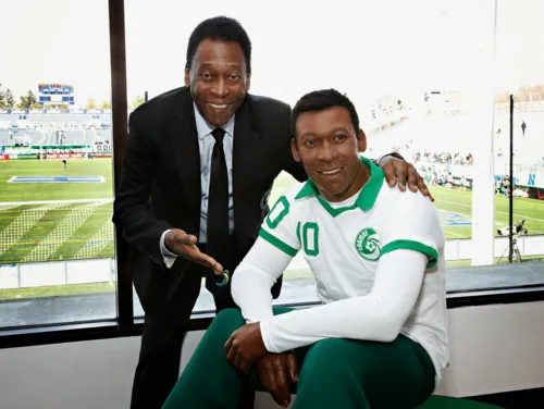 Pelé e sua estátua do Museu Madame Tussauds em Nova York