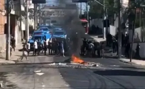 Moradores foram mais agressivos no protesto da manhã