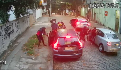 Os bandidos fecharam a rua, renderam motoristas, levaram os veículos com os pertences das vítimas