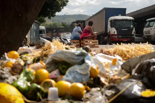 Famílias aguardam diariamente por sobra de alimentos