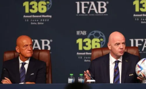 Pierluigi Collina e Gianni, diretor de arbitragem, e Gianni Infantino, presidente da Fifa, participaram da reunião