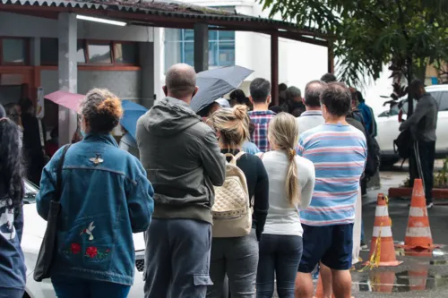 Aumento na procura pra teste de Covid, pessoas na fila de teste e vacinação no posto de saúde em Niterói