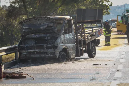 Veículo ficou completamente destruído