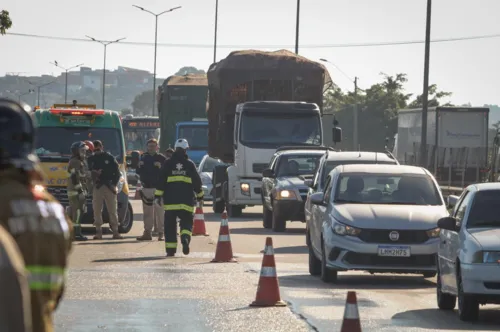 Trânsito precisou ser desviado e motoristas enfrentam trânsito lento