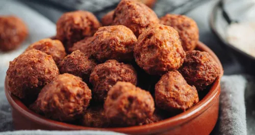 Vítima foi envenenada após comer bolinhos de carne.