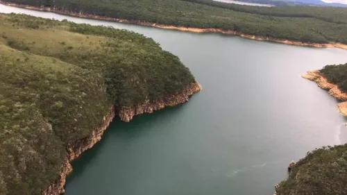 As vítimas não conseguiram sair debaixo do transporte e se afogaram