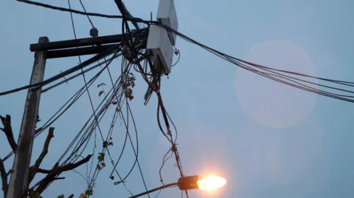 As linhas que ficam enroscadas na rede elétrica provocam desgaste na fiação, podendo ocasionar curtos-circuitos e risco de choque elétrico