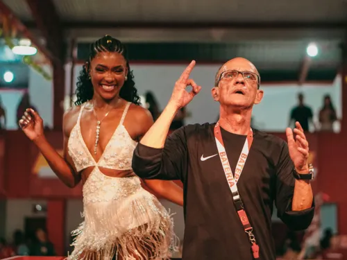 A rainha Erika Januza e Mestre Ciça estarão à frente da Furacão Vermelho e Branco garantindo muito samba no pé