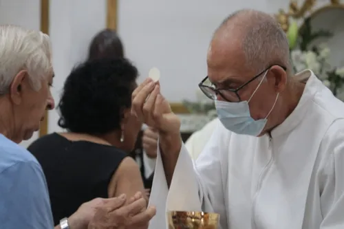 Fiéis lotam Catedral de São João Batista, em Niterói