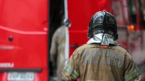 O Corpo de Bombeiros socorreu a vítima para o Hospital Miguel Couto