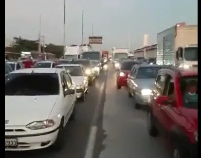 Trânsito ficou completamente parado na Avenida Brasil.