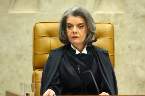 Ministra ainda aceitou pedido para investigação sobre o presidente.