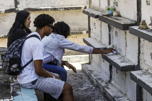 Os pais e avó da criança estiveram no cemitério nesta quarta