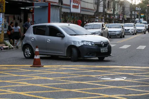 Carro foi abandonado no meio da rua.