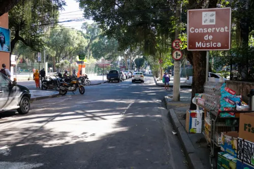 Rua apresenta bom movimento durante o dia