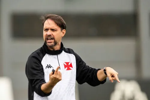 Maurício Souza estuda novidades para a escalação do Vasco