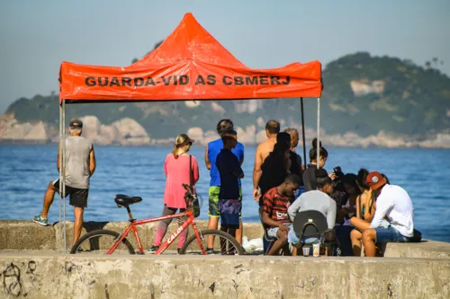 Lucas Franco, de 20 anos, continuava desaparecido até às 10h20. Equipes do Corpo de Bombeiros realizam buscas com motos aquáticas e um drone