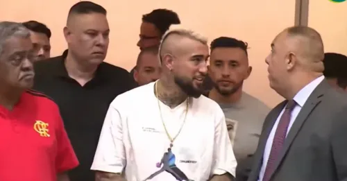 Após horas de espera, torcida recebeu Arturo Vidal junto de Marcos Braz no Galeão