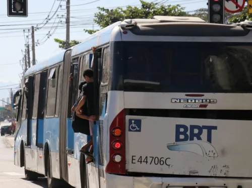 Por conta de superlotação alguns passageiros tiveram que se pendurar no BRT