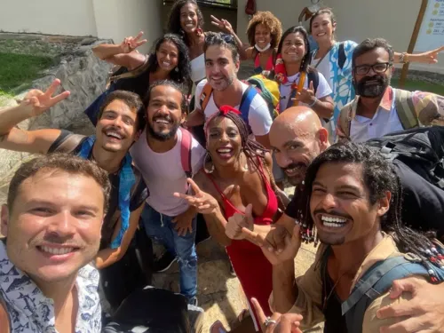 Matheus, centralizado na foto, com os demais participantes do reality