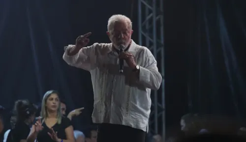 Lula discursou para uma multidão na Cinelândia.