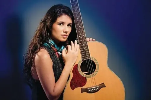 Paula Fernandes sobe ao palco às 21h30 de domingo na Barra de Maricá