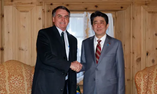 Jair Bolsonaro durante encontro com o o ex-primeiro-ministro japonês Shinzo Abe