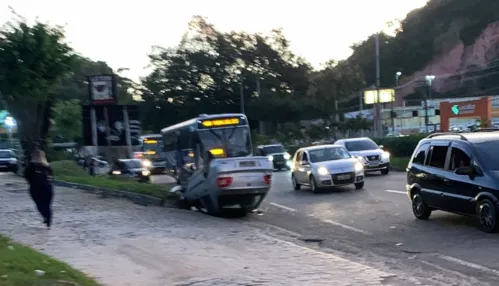 Capotamento congestionou o trânsito.