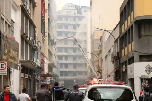 Ruas continuam interditadas no entorno do edifício