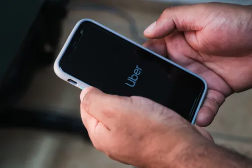 'Botão de emergência' começa a operar na Uber na cidade do Rio