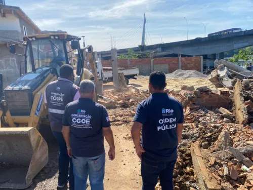 Secretaria de Ordem Pública realiza demolição de construção irregular que ocupava 520m² na Maré