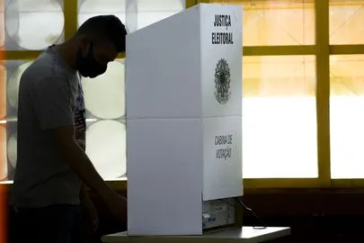 O voto em trânsito ocorre quando o eleitor está fora do seu domicílio eleitoral e indica outra cidade para votar