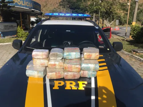 Os policiais encontraram aproximadamente R$ 670 mil em espécie