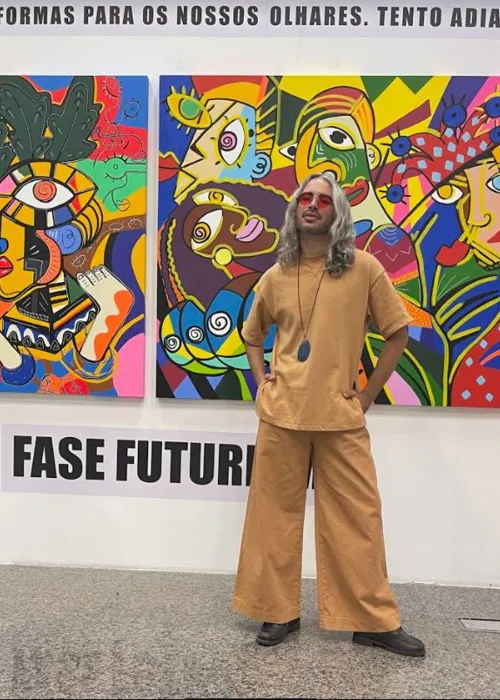 Diego Moura em sua exposição no Espaço Cultural Correios, em Niterói