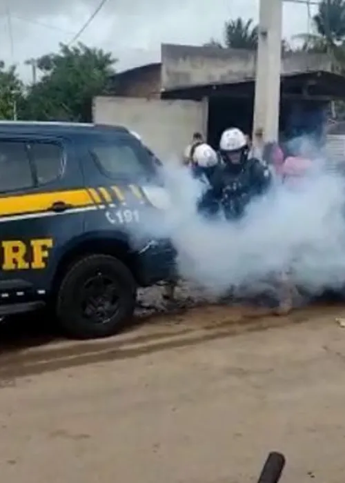 Homem morre asfixiado em porta-malas de viatura da PRF