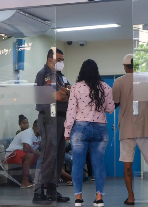 Família da menina Aline Rocha se reúne na porta de hospital e pede orações