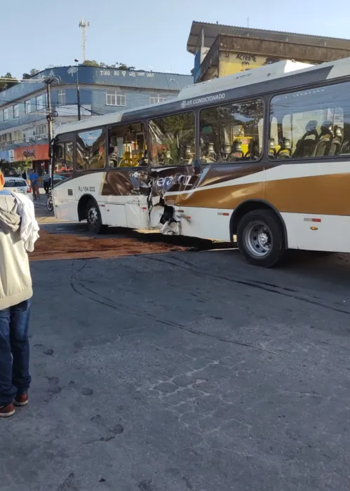 Lateral do ônibus envolvido no acidentre ficou amassada