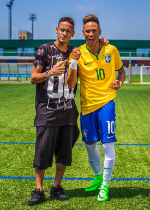 A estátua de Neymar remete à comemoração de um gol na Copa do Mundo de 2014, realizada no Brasil