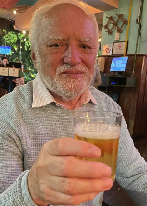 Arató até tomou uma cervejinha em um bar de São Paulo.