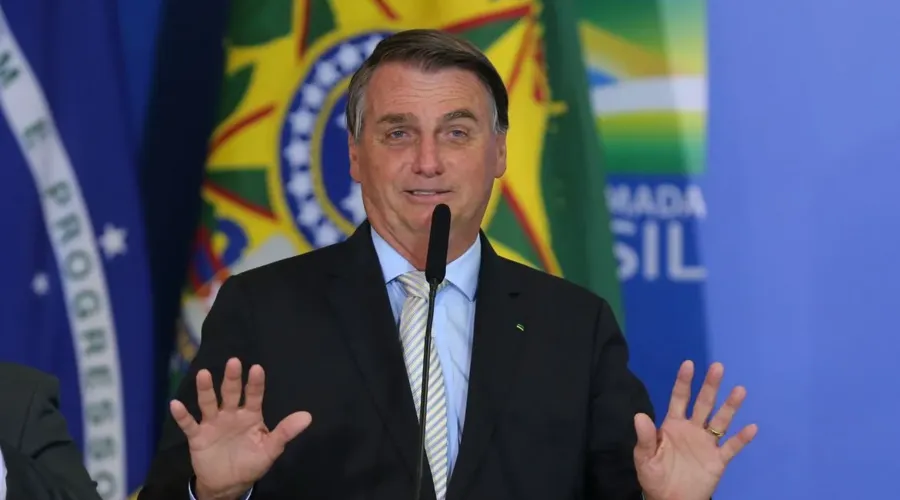 Bolsonaro concedeu perdão de pena no dia seguinte à condenação.