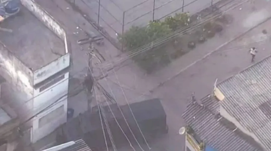 Veículo blindado circula pelas ruas da Vila Kennedy