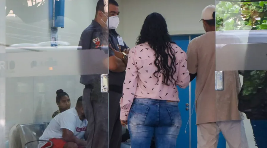 Família da menina Aline Rocha se reúne na porta de hospital e pede orações